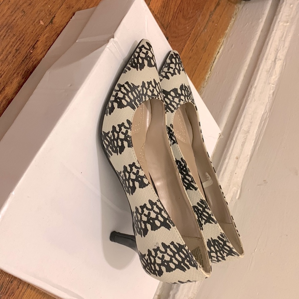 Deflex Comfort Black & White Pumps Heels Sz 7.5 Kitten heels.